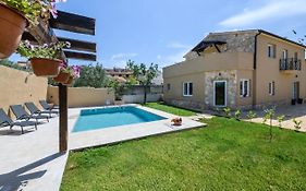 Holiday House Boky